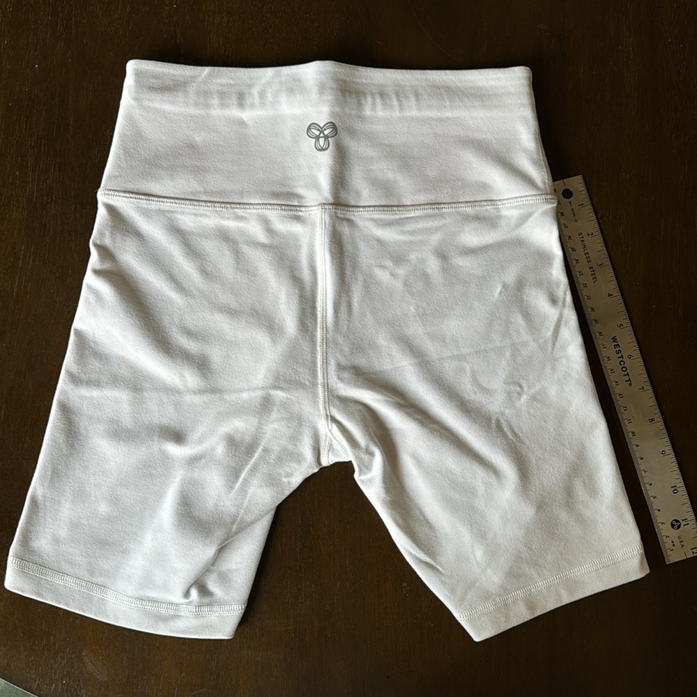 Aritzia TNA white bike shorts 6” inseam. excellent condition size M